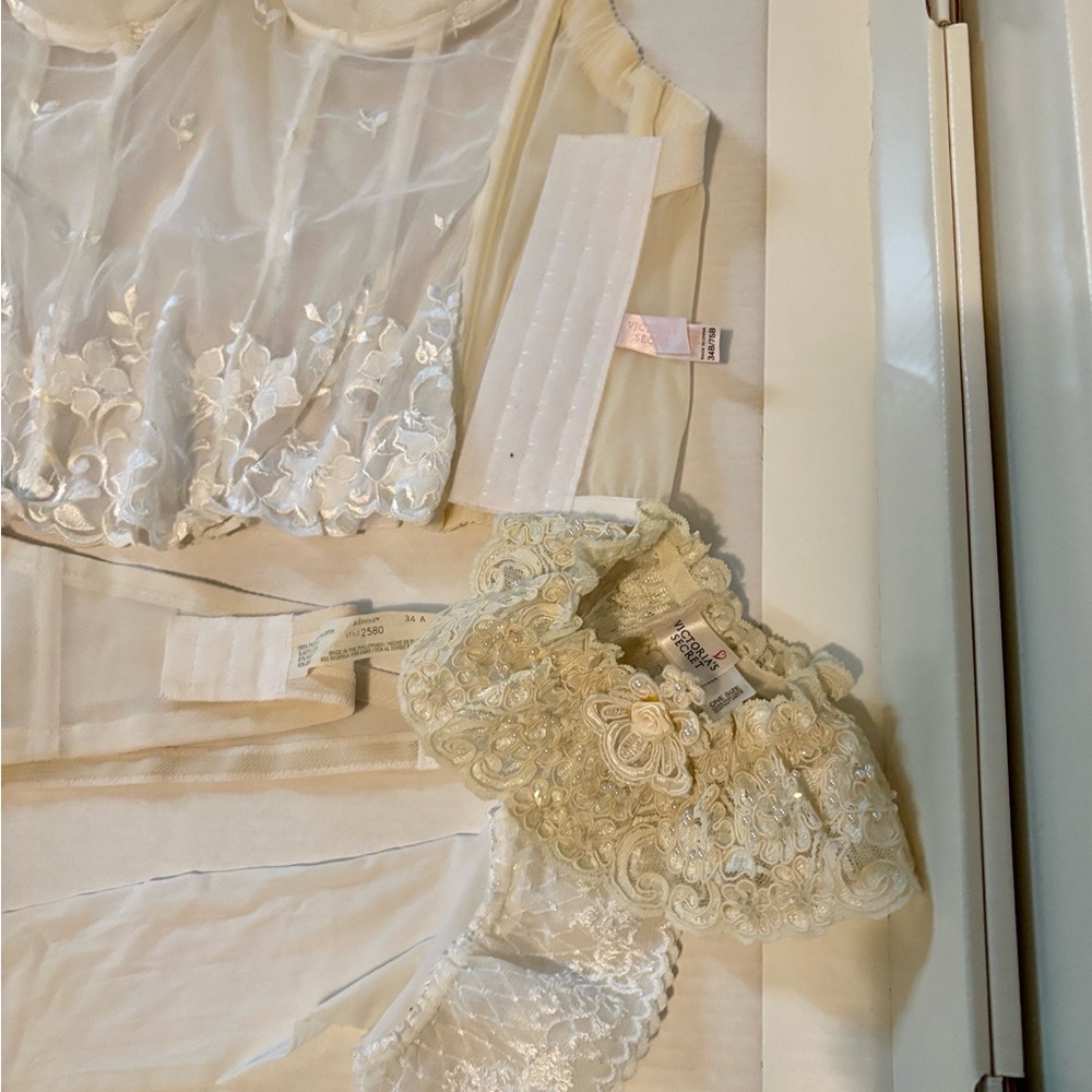 Bridal Keepsafe Box - Picture 3 of 10